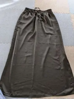 コーエン 黒ロングスカート サテン生地