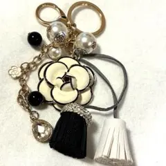 バッグチャーム・キーリング　ホワイトカメリア、タッセル、ゴールドリング＆チェーン