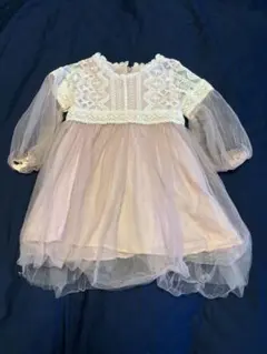 ピンクの刺繍入りベビードレス