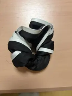 黒と白の大人シュシュ