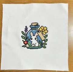 ヴィンテージクロスリネンにハンドメイド手刺繍うさぎちゃん·͜· ♡ クロスステッチ完成品 うさぎさん - メルカリ