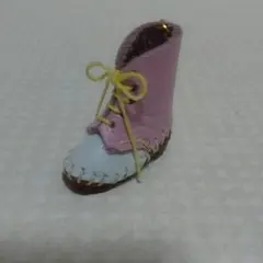 (送料無料)革製のかわいいロングブーツのキーホルダー(白とピンク)