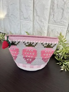 いちご柄 かぎ針編みポーチ ／ ハンドメイド ／ ファスナー付き ／ 小物入れF