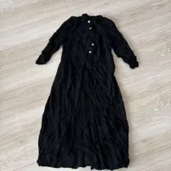 黒いフリル付き長袖シャツワンピース