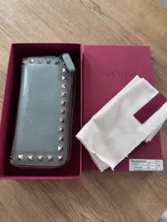 VALENTINO ロックスタッズ ラウンドファスナー長財布 グレー - メルカリ