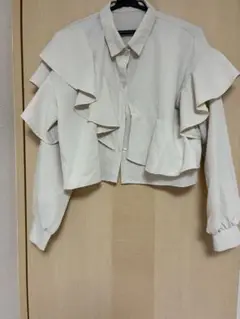長袖ブラウス　フリル付