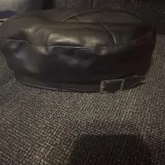 黒いレザーのベレー帽