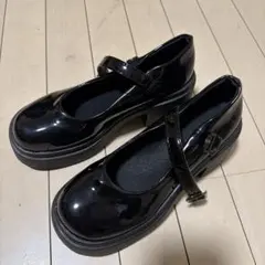 黒のストラップ付き厚底ローファーのサムネイル
