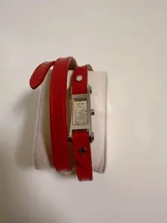 DIOR赤い革製バンドの独特な巻きタイプ長めバンド付き腕時計