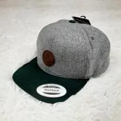 新品未使用タグ付き△VOLCOM キャップ 灰色系 Fサイズ ブランドロゴパッチのサムネイル