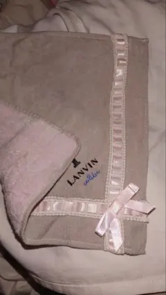 １、ランバンオンブルー　ハンドタオル　グレー　ピンクサテンリボン