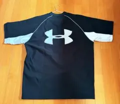 ●美品　UNDER ARMOUR 半袖 Vネック プルオーバー ブラックのサムネイル