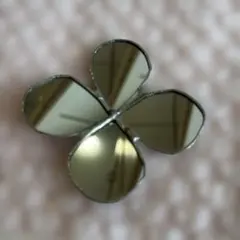 四葉のクローバー花型ミラーブローチ