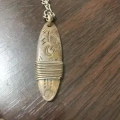 アンティーク彫刻デザインの金属製ネックレス