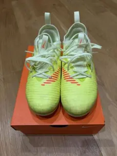 NIKE サッカーシューズのサムネイル