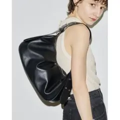 un/neu ワンハンドルタックハンドバッグ　フェイクレザー