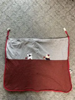 ウサギとクマ刺繍のフリースブランケット