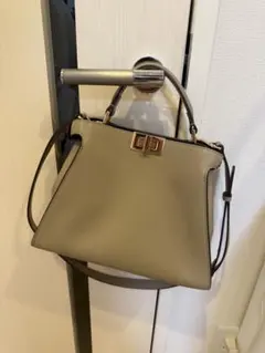 グレー合成皮革ハンドバッグ