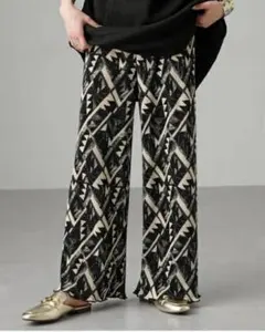 【新品】脚長効果◎　プリーツ加工　総柄ストレートパンツ　カジュアル　モード　c