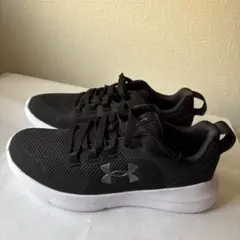 Under Armour ブラック スニーカーのサムネイル