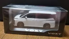 ☆TOYOTA VOXY ミニカー ホワイト 非売品のサムネイル