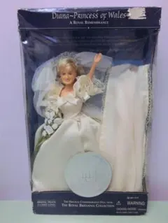 ダイアナ妃 紙 着せ替え人形 本  1985年 洋書　ロイヤルファミリー ダイアナ妃 紙 着せ替え人形 本 1985年 洋書 ロイヤルファミリー