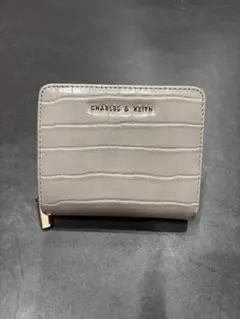 CHARLES & KEITH 二つ折り財布 クロコ型押し グレージュほぼ未使用のサムネイル