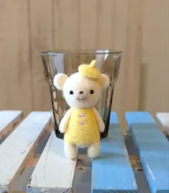 くまさん*ハンドメイド*羊毛フェルト*ブローチ*ベレー帽*オフホワイト*イエロー