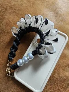 【565】ブラック　ホワイト　パール　ハート　スマホストラップ