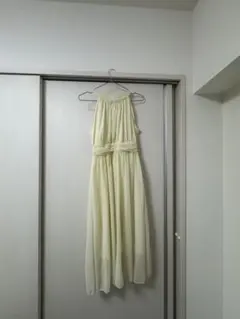 淡い黄色のロングドレス