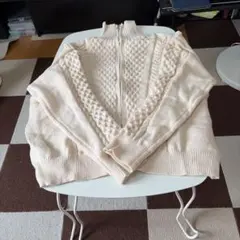 クリーム色ハイネックケーブルニットセーター Sサイズ