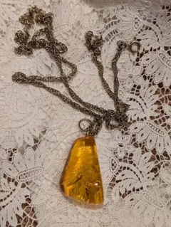 ヴィンテージ　琥珀色のネックレス