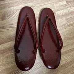 赤い合成皮革の草履