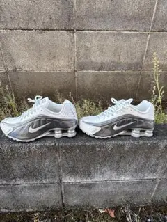 Nike Shox ホワイト/シルバー スニーカーのサムネイル