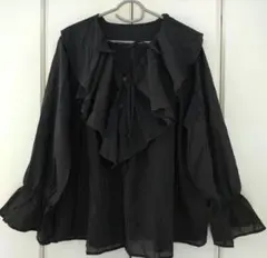 フリル付きブラック長袖ブラウス