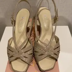 DIANA WELL FIT エナメル サンダル ベージュ