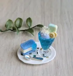 青いソーダフロートとクッキーサンドの盛り合わせ おまとめ割あります＊
