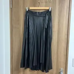 ZARAのフェイクレザーロングプリーツ巻きスカート