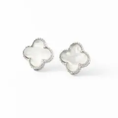 クローバー　ピアス　ホワイト