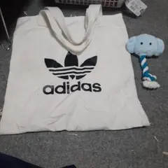 adidasのトートバッグとワンちゃんのおもちゃのおまけ付きのサムネイル