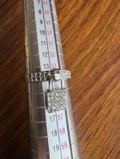 ロック型チャーム付きオープンリング