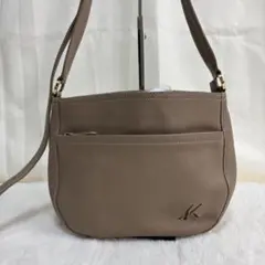 キタムラ　ショルダーバッグ　グレージュ　レザー　Kロゴ　バッグ型チャーム付き