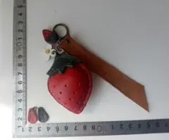【6】大きいいちご★本革キーホルダー＋白いお花＋タグ＋ミニいちご
