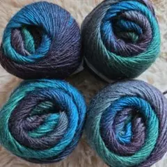 ウール100%　毛糸4玉　編み物　グラデーション　緑　青　黒