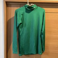 緑色ハイネック長袖シャツ