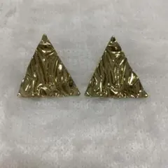 三角形の金色メタルイヤリング