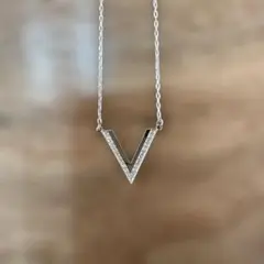 Swarovski V字型ストーンネックレス