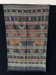 インドネシア　トラジャの手織り布　黒　スラウエシ島　刺繍風イカット　伝統家屋模様
