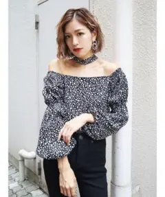EMODA モノトーン ドット柄 オフショルダー トップスのサムネイル