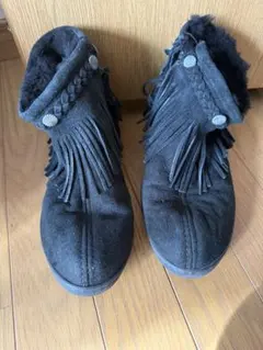 【ミネトンカ】フリンジ付き黒スエードムートンブーツ